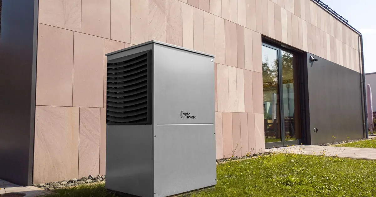 Pompe à chaleur air/eau installée devant une maison moderne