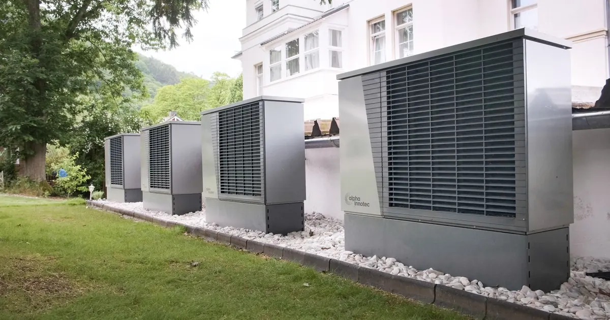 Pompes à chaleur extérieures alignées dans un jardin